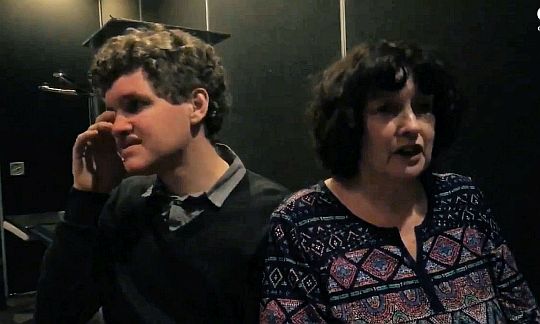 MMR oltás után autistává vált fiatal az anyjával
